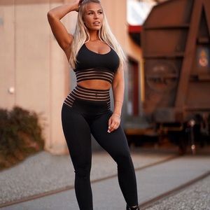 Bombshell sportswear Statement set (bra+ leggings) 😍🥰